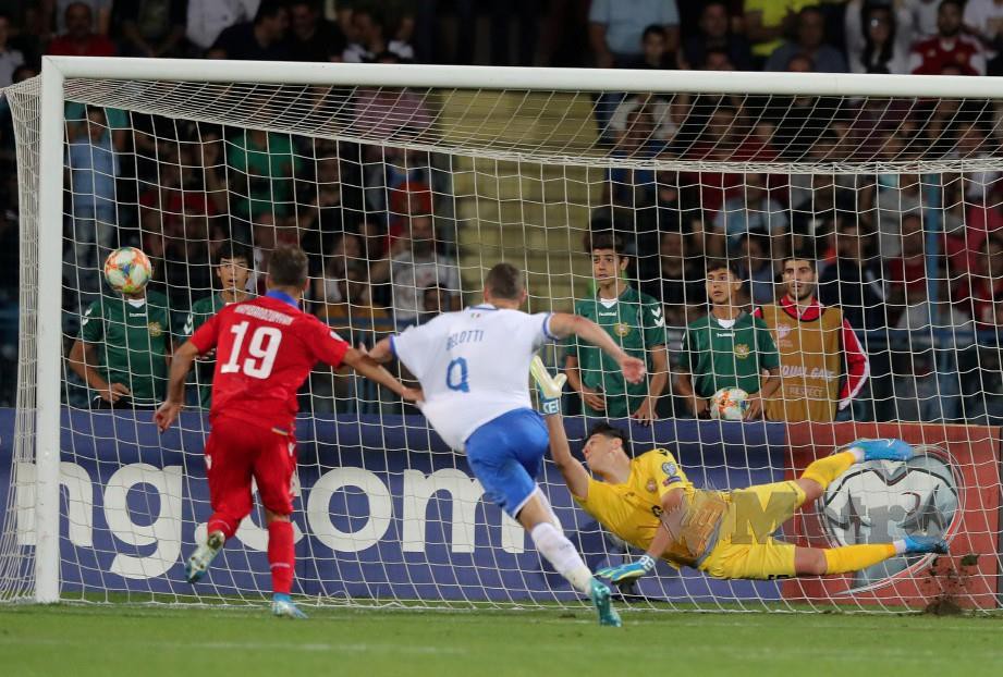 BELOTTI (tengah) jaring dua gol julang Itali. -Foto Reuters