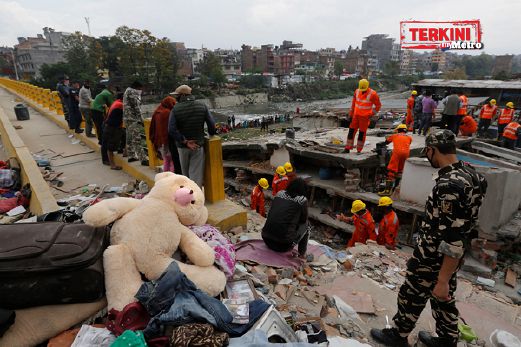 BERUANG teddy terbaring di atas longokan serpihan runtuhan di Kathmandu, Nepal. FOTO AP