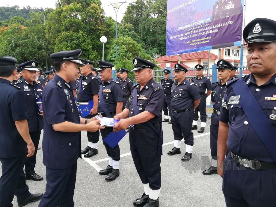 MOHD Yusri menyampaian sijil Anugerah Perkhidmatan Cemerlang (APC) bagi anggota polis Ibu Pejabat Polis (IPD) Bentong dan IPD Temerloh. FOTO ROSELAN MALEK
