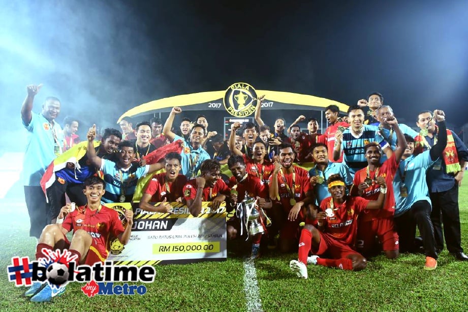PEMAIN Selangor menjulang trofi kejuaraan selepas menang dengan agregat 2-1 ke atas Terengganu pada perlawanan akhir kedua Piala Presiden 2017 di Stadium Sultan Ismail Nasiruddin Shah, Kuala Terengganu. -Foto MOHD SYAFIQ RIDZUAN AMBAK
