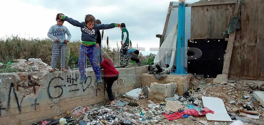 KANAK-KANAK pelarian  di kawasan setinggan di Tripoli bermain dalam persekitaran serba daif.