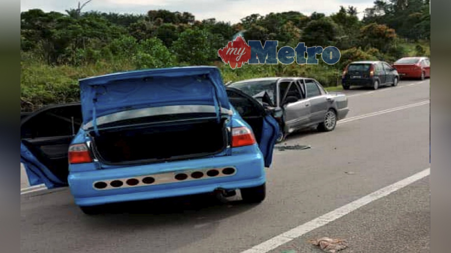 KEADAAN kereta yang dinaiki mangsa selepas terbabit dalam kemalangan di Kilometer 70 Jalan Kota Tinggi-Mersing berhampiran Dusun Panti di Kota Tinggi, semalam. FOTO Ihsan JBPM