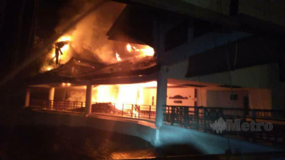 SEBUAH hotel lima bintang di Teluk Datai terbakar petang semalam dan awal pagi hari ini. FOTO ihsan pembaca
