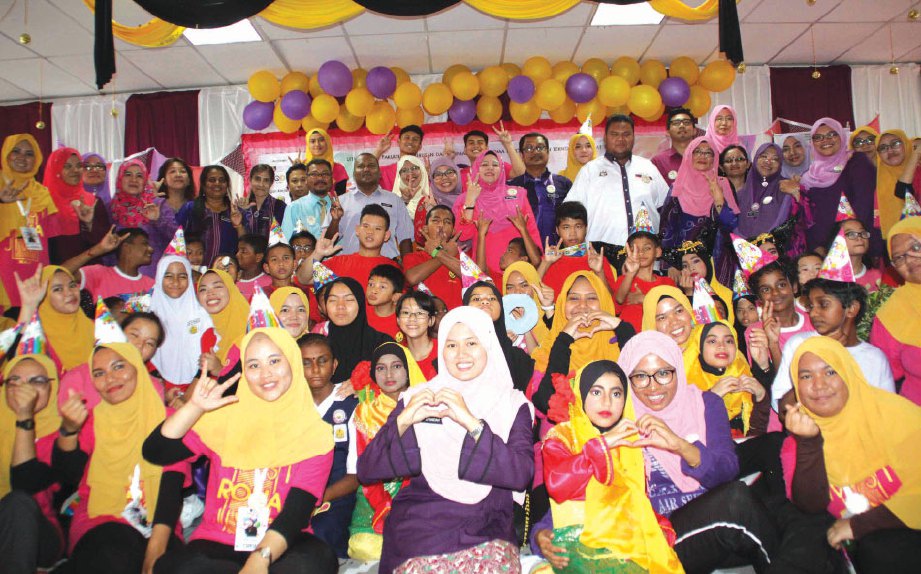 PENUNTUT UiTM Melaka bersama murid pendidikan khas.