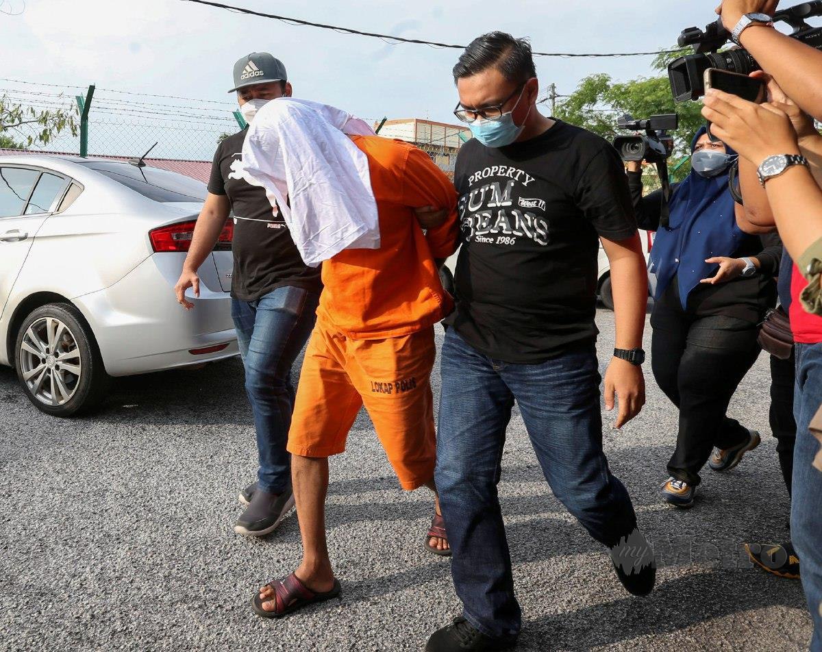 TERTUFDUH dihadapkan ke Mahkamah Majistret Port Dickson atas pertuduhan bersubahat membunuh seorang juruteknik bulan lalu. FOTO Azrul Edham Mohd Aminuddin