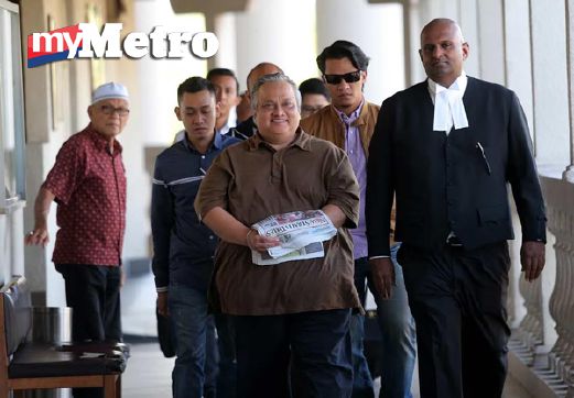 Harzani (dua dari kanan) didakwa di Mahkamah Sesyen Kuala Lumpur atas dua tuduhan berhubung jual beli saham sebuah syarikat dan pengubahan wang haram bernilai lebih RM13 juta, tiga tahun lalu. FOTO Ghazali Kori