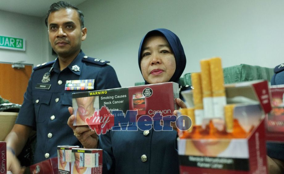 Azimah bersama pegawainya menunjukkan sebahagian rokok seludup yang dirampas. FOTO  Hasriyasyah Sabudin 