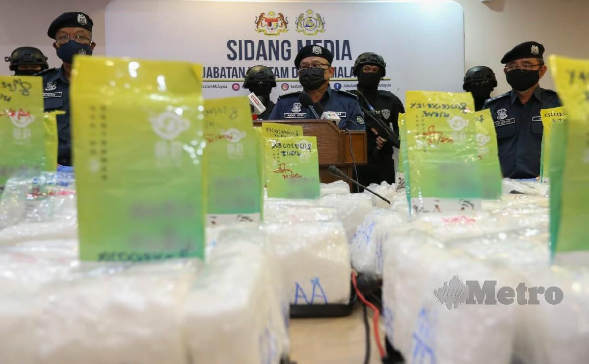 ABDUL Latif pada sidang akhbar rampasan dadah jenis methamphetamine dengan anggaran RM14.4 juta di Cawangan Narkotik Kastam Kampung Jijan. FOTO Azrul Edham Mohd Aminuddin
