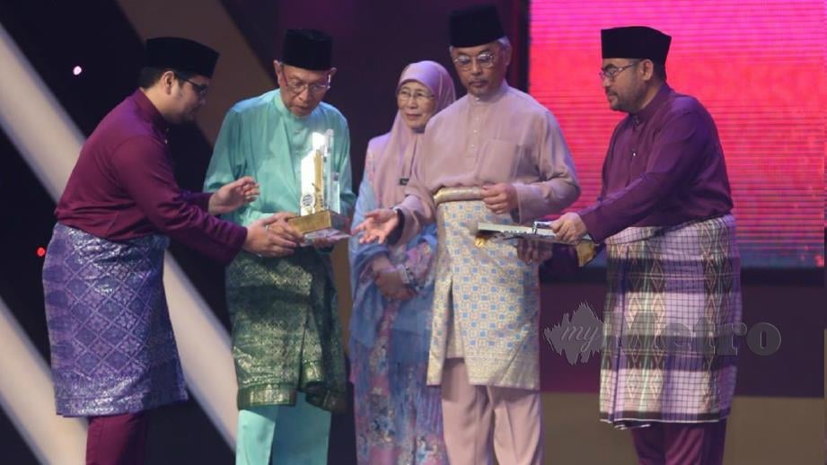 AL-SULTAN Abdullah berkenan menyampaikan Anugerah Perdana Maulidur Rasul kepada Daud (dua, kiri). FOTO Mohamad Shahril Badri Saali