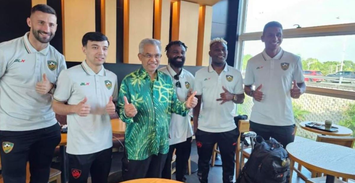 DAUD (tiga dari kanan) bergambar bersama lima pemain import Sang Kenari. FOTO FB Mohd Daud Bakar