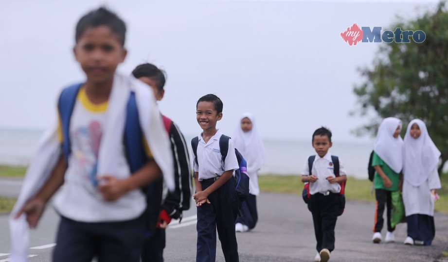 KANAK-KANAK Kampung Tanjung Batu meneruskan kehidupan mereka. FOTO Khairull Azry Bidin.