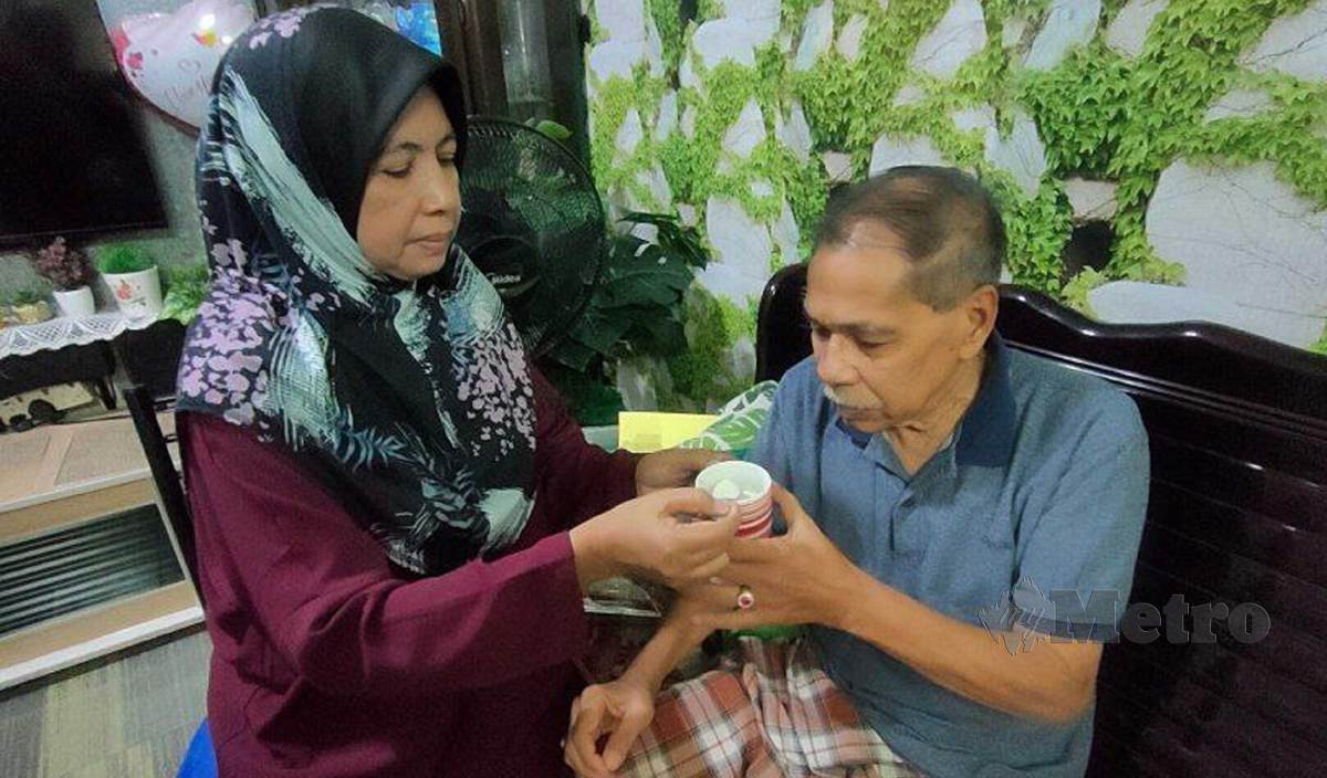 LATIFAH yang menghidap kanser payu dara menyuap susu kepada suaminya, Che Ani yang menghidap kanser usus tahap empat. FOTO Zuliaty Zulkiffli