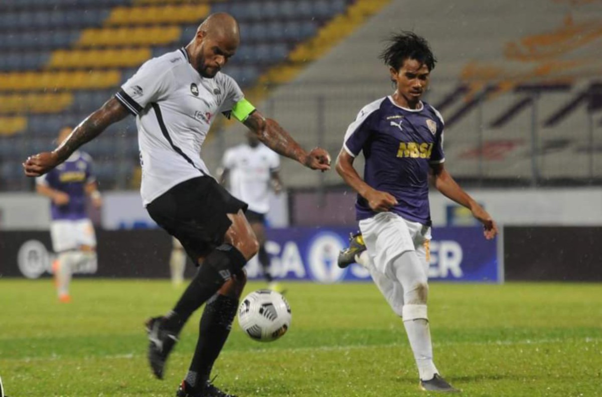 Penyerang TFC, David Da Silva (kiri) bakal kembali menerajui serangan pasukan itu bertemu Melaka United malam esok. FOTO FB TFC