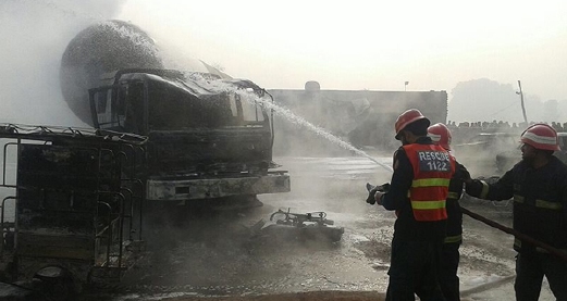 Anggota bomba memadamkan kebakaran lori tangki. - Foto Dawn News