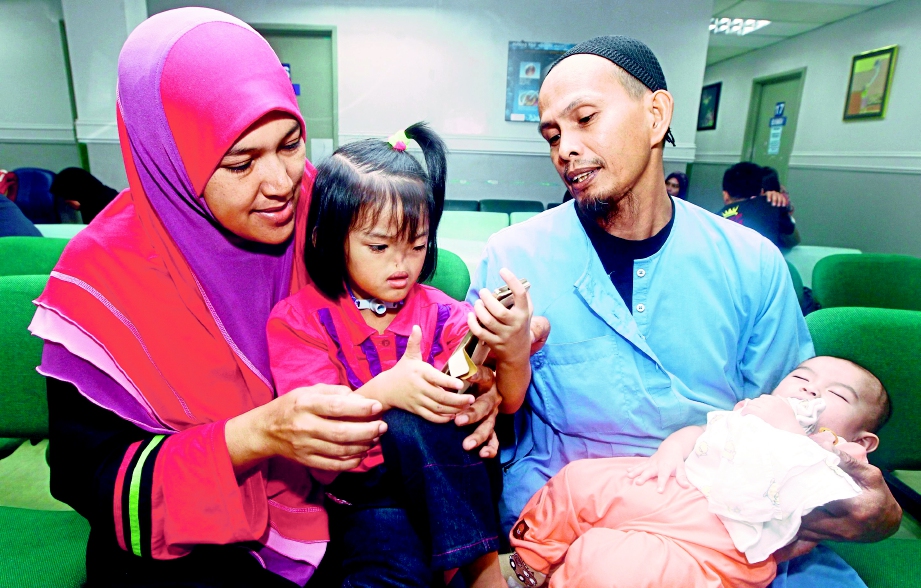  Nurdayana bersama ibunya, Lina dan  bapanya, Mohd Zaini Sulaiman, 48.