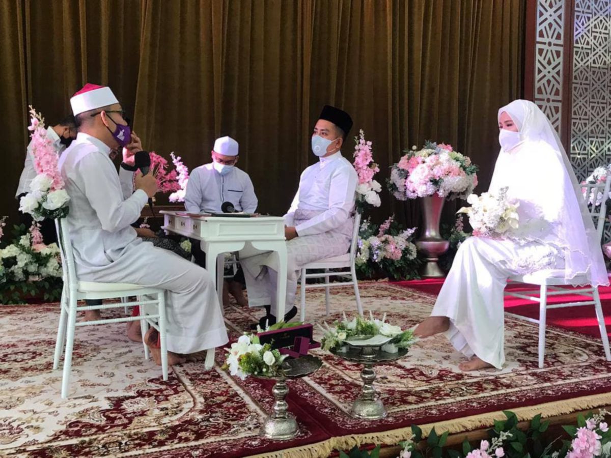 DAYANA dan A’dale dinikahkan oleh bapa Dayana di Masjid Negara.  