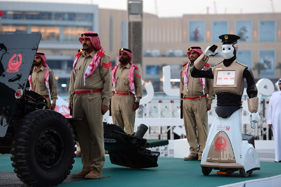 Menjelang 2030, 25 peratus daripada polis Dubai ialah robot. - Foto AFP