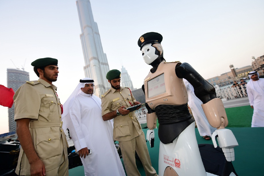 Polis robot Dubai menarik perhatian ketika berada di Burj Khalifa sewaktu persiapan tembakan meriam menandakan masuk waktu berbuka, semalam. - Foto AFP