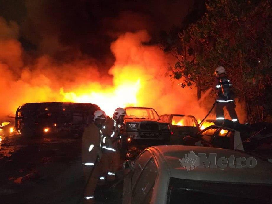 DIANGGARKAN sebanyak 30 kereta musnah dalam kebakaran itu. FOTO IHSAN BOMBA