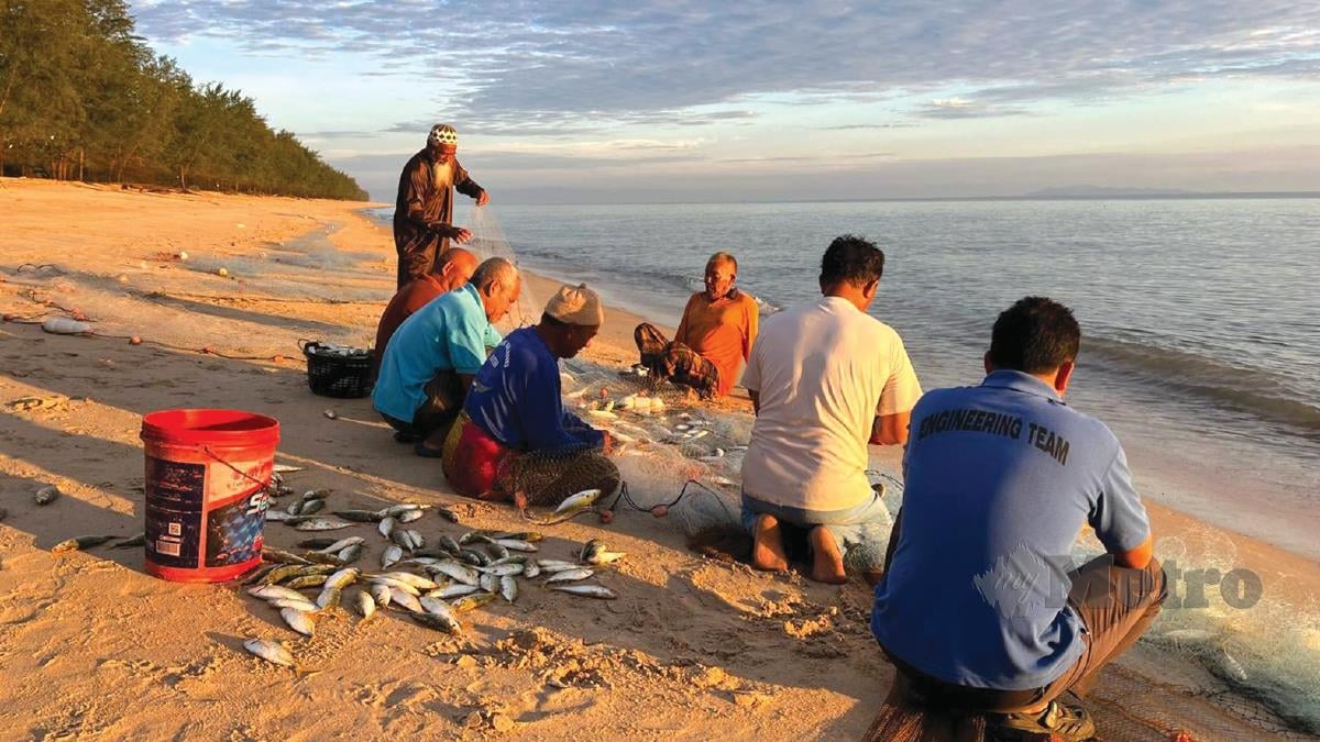 AKTIVITI orang kampung dan nelayan tempatan.