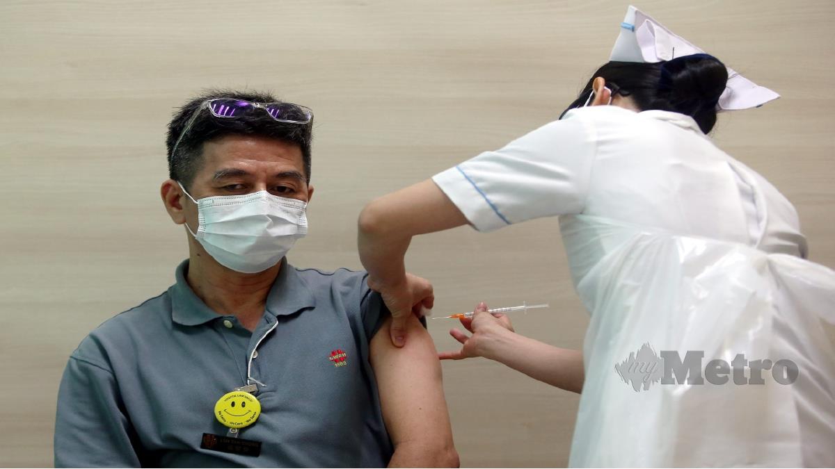 GAMBAR Hiasan. Seorang kakitangan hospital memberi suntikan dos kedua kepada petugas barisan hadapan di Pusat Vaksinasi Covid-19 HLWE, Jelutong. FOTO DANIAL SAAD