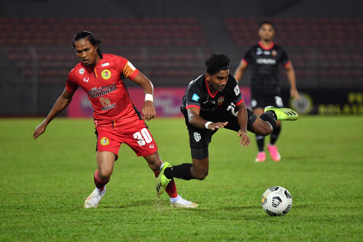 UCHE Agba (kanan) diasak pemain Negeri Sembilan FC,  Mohamad Zamri Pin di Stadium Bola Sepak Kuala Lumpur. FOTO Bernama