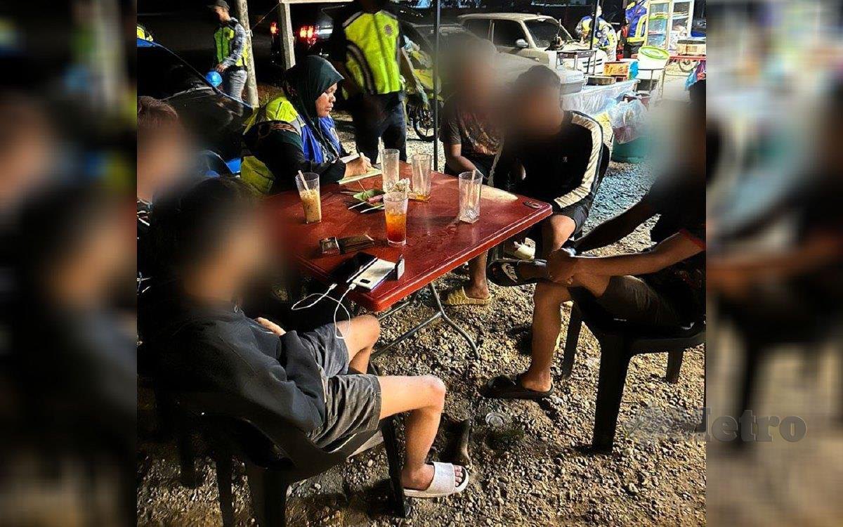 Antara lelaki yang diberi notis amaran kerana berseluar pendek dalam Operasi Bersepadu di sebuah kedai di Tanah Merah, Jumaat lalu. FOTO Ihsan JAHEAIK.