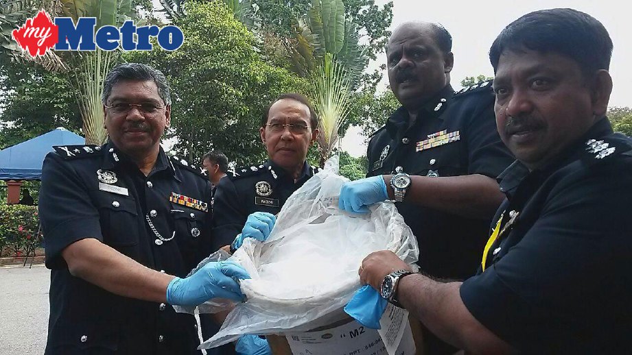 Mohd Nadzri (dua dari kiri) bersama pegawainya menunjukkan sebahagian dadah yang dilupuskan. FOTO Nor Raidah Awang