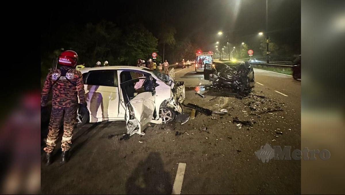 KEADAAN Honda Jazz dan Mercedes-Benz yang bertembung mengakibatkan dua remaja maut, awal pagi tadi. FOTO ihsan bomba