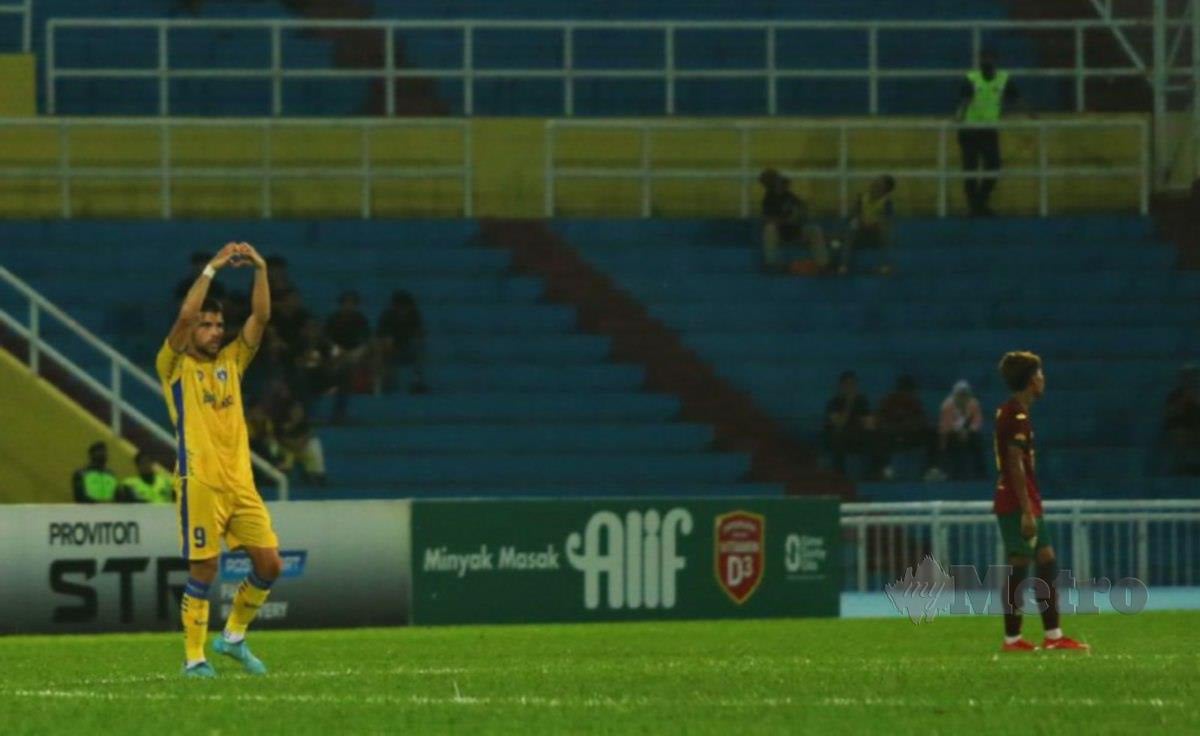 RODRIGUEZ meraikan jaringannya ketika menentang Kedah di Stadium Darul Makmur. FOTO Farizul Hafiz Awang