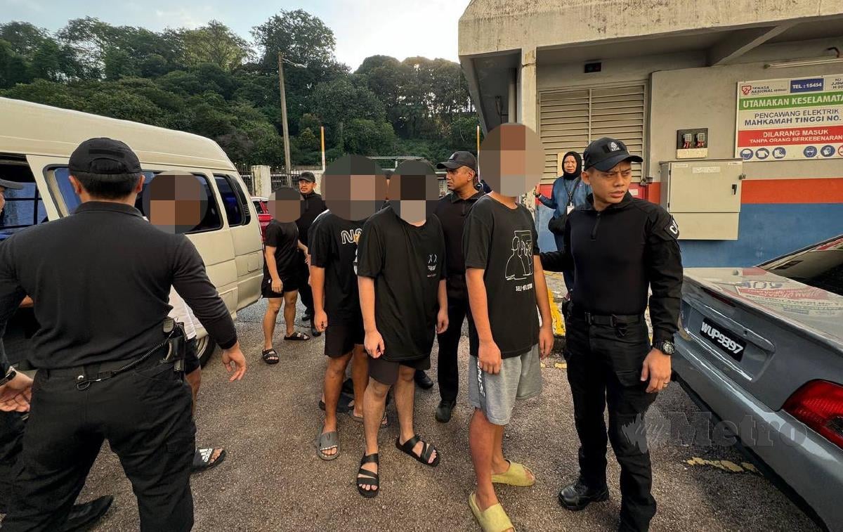 Suspek 7 orang ahli kongsi gelap hadir ke mahkmah kes culik pelajar sekolah di Mahkamah Majistret Johor. FOTO NUR AISYAH MAZALAN