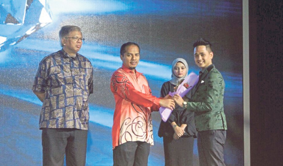 MUHAMMAD Nabil menerima Anugerah Pelajar Prihatin dan Pelajar Harapan Pelancongan Politeknik Merlimau. 