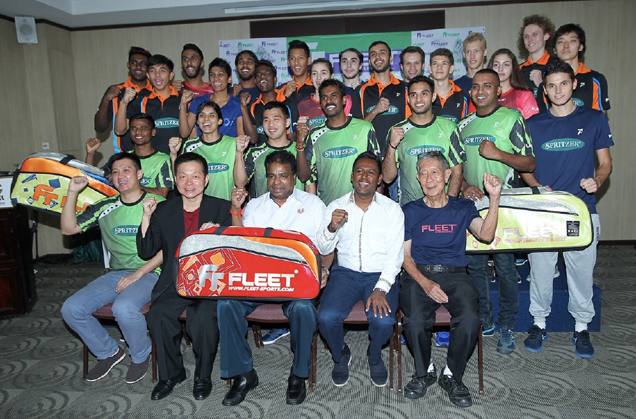 PRESIDEN Persatuan Badminton Selangor, Senator Datuk V. Subramaniam (depan tengah) bersama Pengarah Urusan Fleet, Teo Tong Wah (depan dua dari kiri) Pengurus NVBA, Manojkumar (depan dua dari kanan) bergambar bersama para pemain NVBA. -Foto NURUL SYAZANA ROSE RAZMAN
