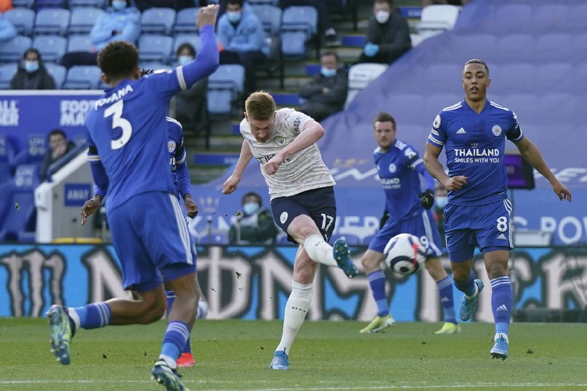 AKSI De Bruyne ketika menentang Leicester City awal bulan ini. FOTO AFP 