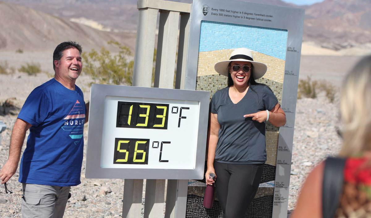 PELANCONG bergambar dengan paparan digital yang menunjukkan suhu di Death Valley. FOTO AFP