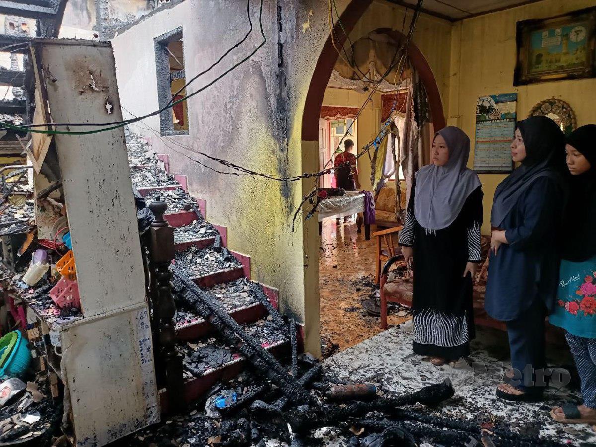 KEADAAN rumah mangsa yang terbakar 80 peratus dalam kejadian di Kampung Kepulau, malam tadi. FOTO Siti Rohana Idris