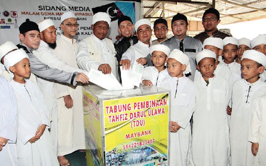 USTAZ Muhammad Adenan (lima dari kiri) bersama Rabbani melancarkan Tabung TDU.