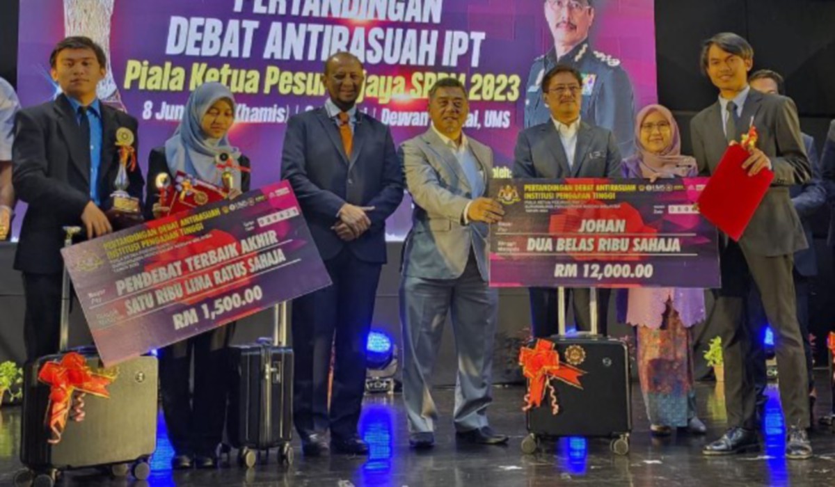 AZAM menyampaikan hadiah kepada Johan Pertandingan Debat Anti Rasuah Institusi Pengajian Tinggi Piala Ketua Pesuruhjaya SPRM 2023. FOTO Juwan Riduan.
