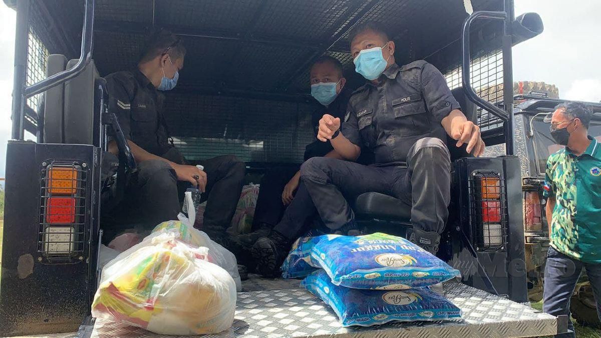 Polis Koperal ‘Mandi Debu’ Ketika Hantar Bakul Makanan Kepada Penduduk Di Tenom