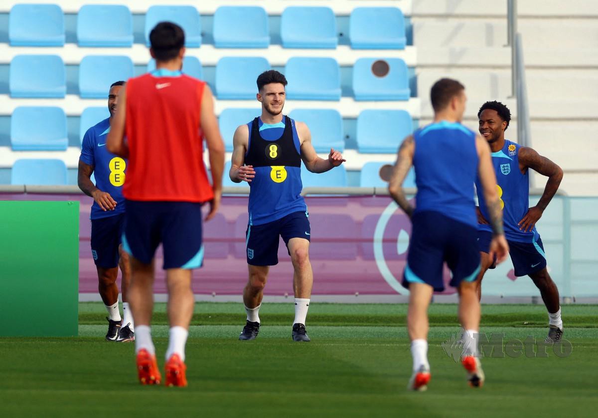 DECLAN Rice (tengah) pada sesi latihan England di Stadium Al Wakrah SC. FOTO Reuters