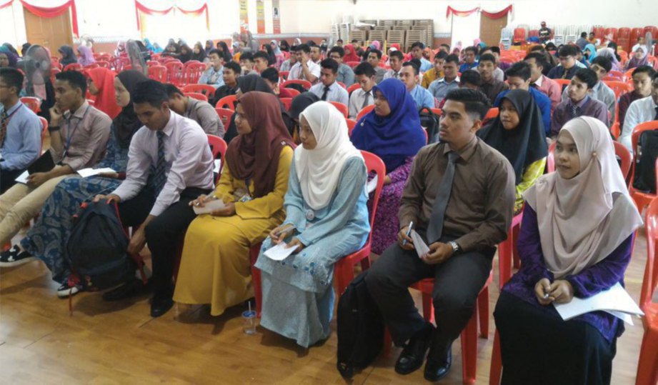 SEBAHAGIAN 140 pelajar prauniversiti daerah Hulu Perak tekun mengikuti kolokium.