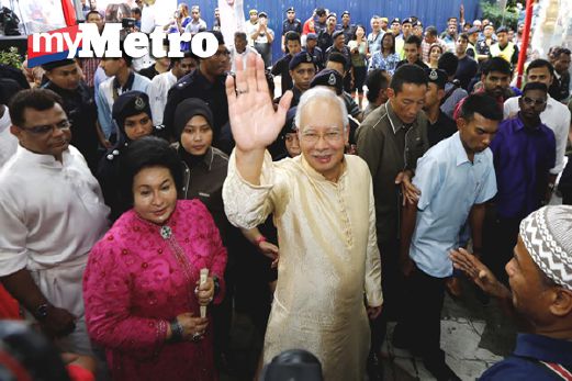 Najib dan Rosmah ketika hadir di Majlis Rumah Terbuka Deepavali anjuran PPP di Brickfields. FOTO Aizuddin Saad