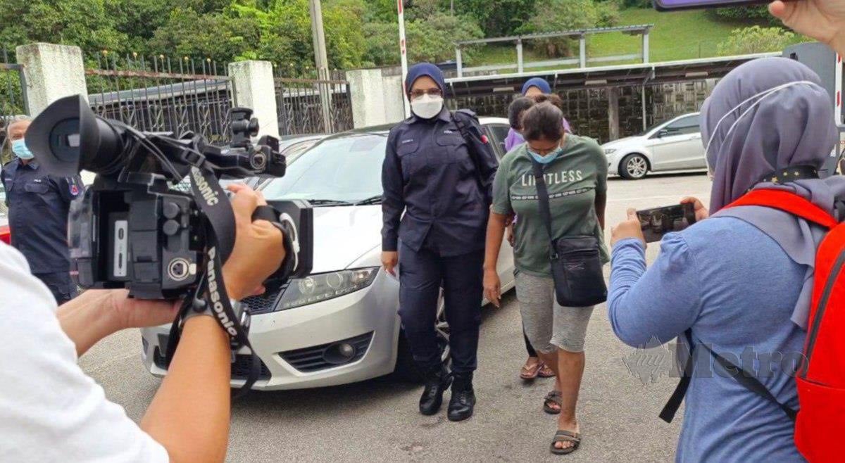 KALESWARY dihadapkan ke Mahkamah Majistret Johor Bahru di sini, hari ini atas pertuduhan mengakibatkan kematian anak lelakinya. FOTO Mary Victoria Dass