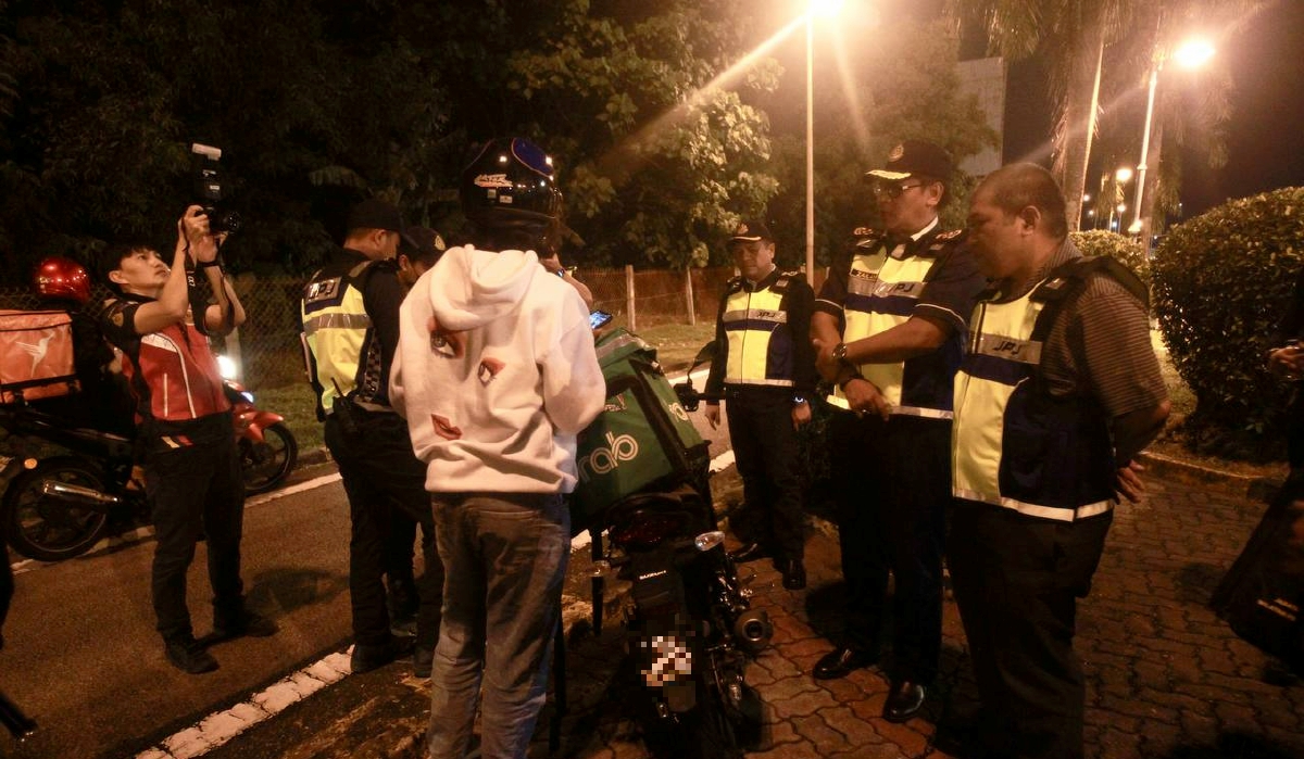 ANTARA kenderaan yang diperiksa penguatkuasa Jabatan Pengangkutan Jalan (JPJ) mengadakan operasi besar-besaran di susur atau Selatan Plaza Tol Sungai Besi Kuala Lumpur. FOTO Azlan Hadi Abu Bakar.