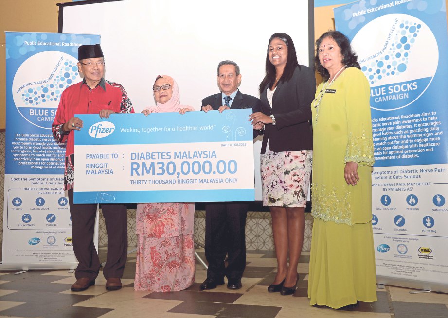 PFIZER Malaysia menyerahkan sumbangan kepada Diabetes Malaysia.