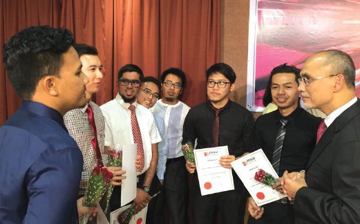 PENERIMA Anugerah Dekan berkongsi rahsia kejayaan bersama Dr Mohd Shukri.