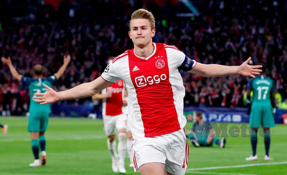 DE Ligt mengemudi Ajax ke separuh akhir Liga Juara-Juara musim lalu. — FOTO Reuters