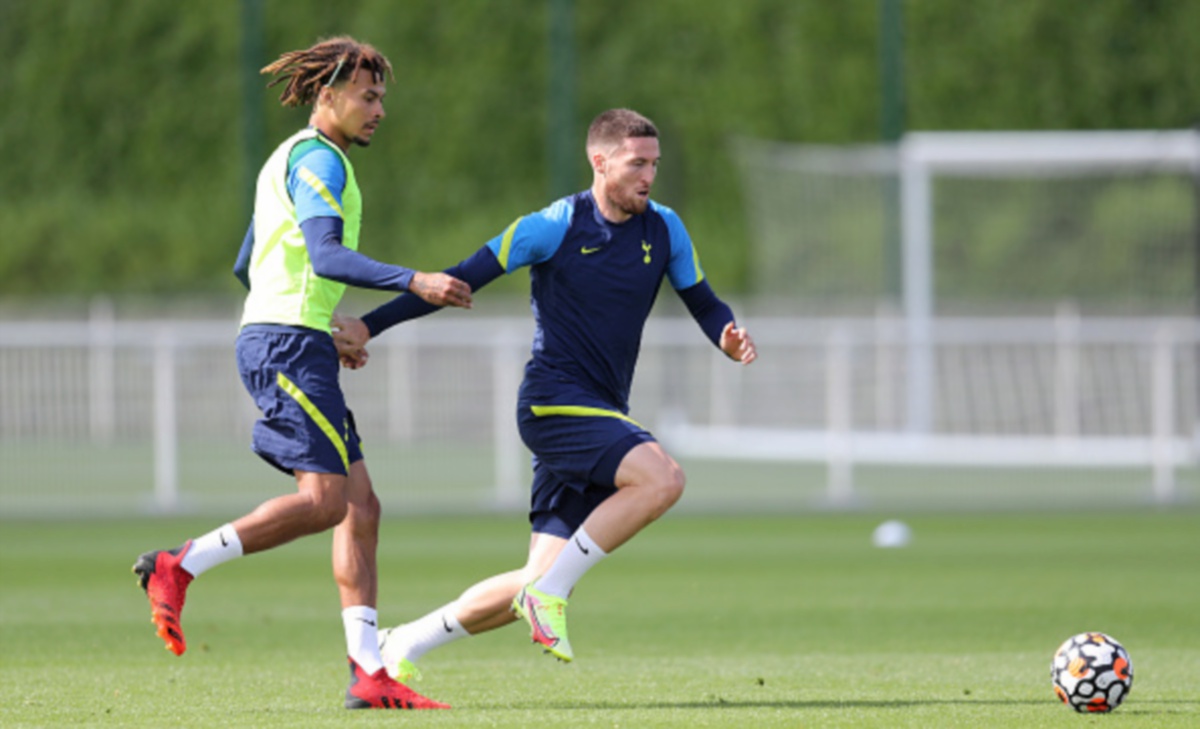 Matt Doherty (kanan) dan Dele Alli menjalani latihan di Tottenham Hotspur. FOTO Getty Images