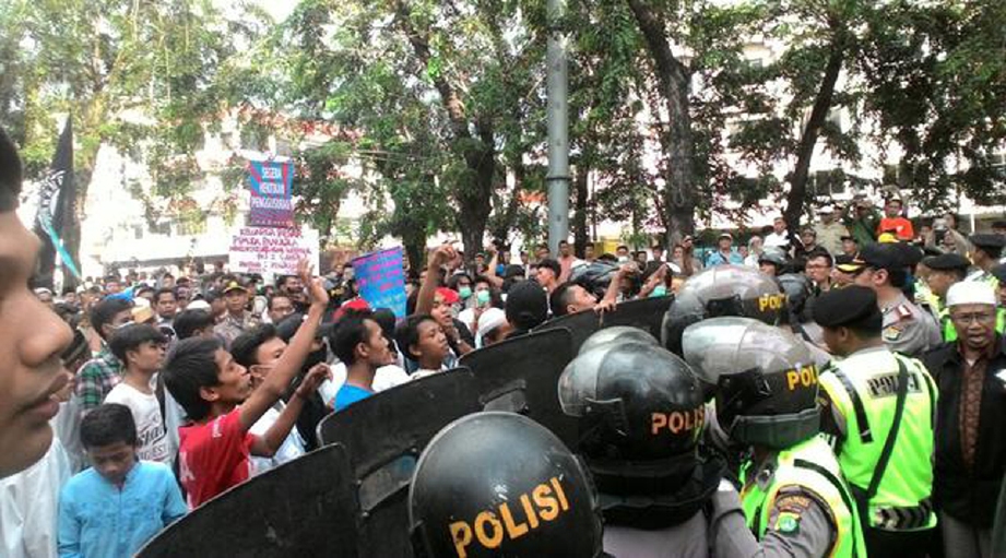 Penduduk Islam Jakarta yang mengadakan demonstrasi  baru-baru ini, membantah kenyataan Gabenor Jakarta yang dianggap menghina al-Quran. 