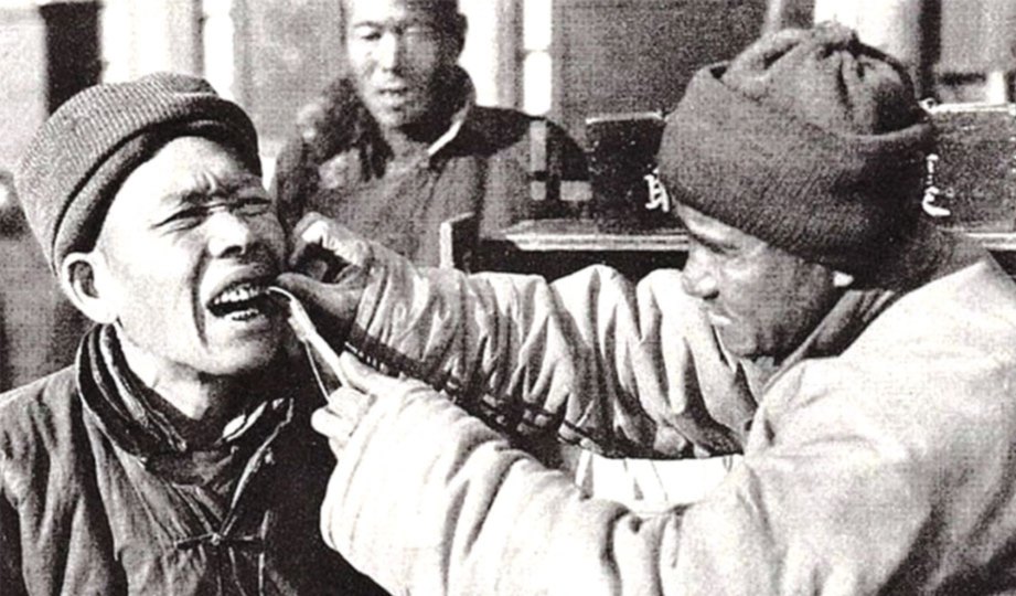 SEORANG doktor gigi di China mencabut gigi seorang pesakitnya pada tahun 1920-an.